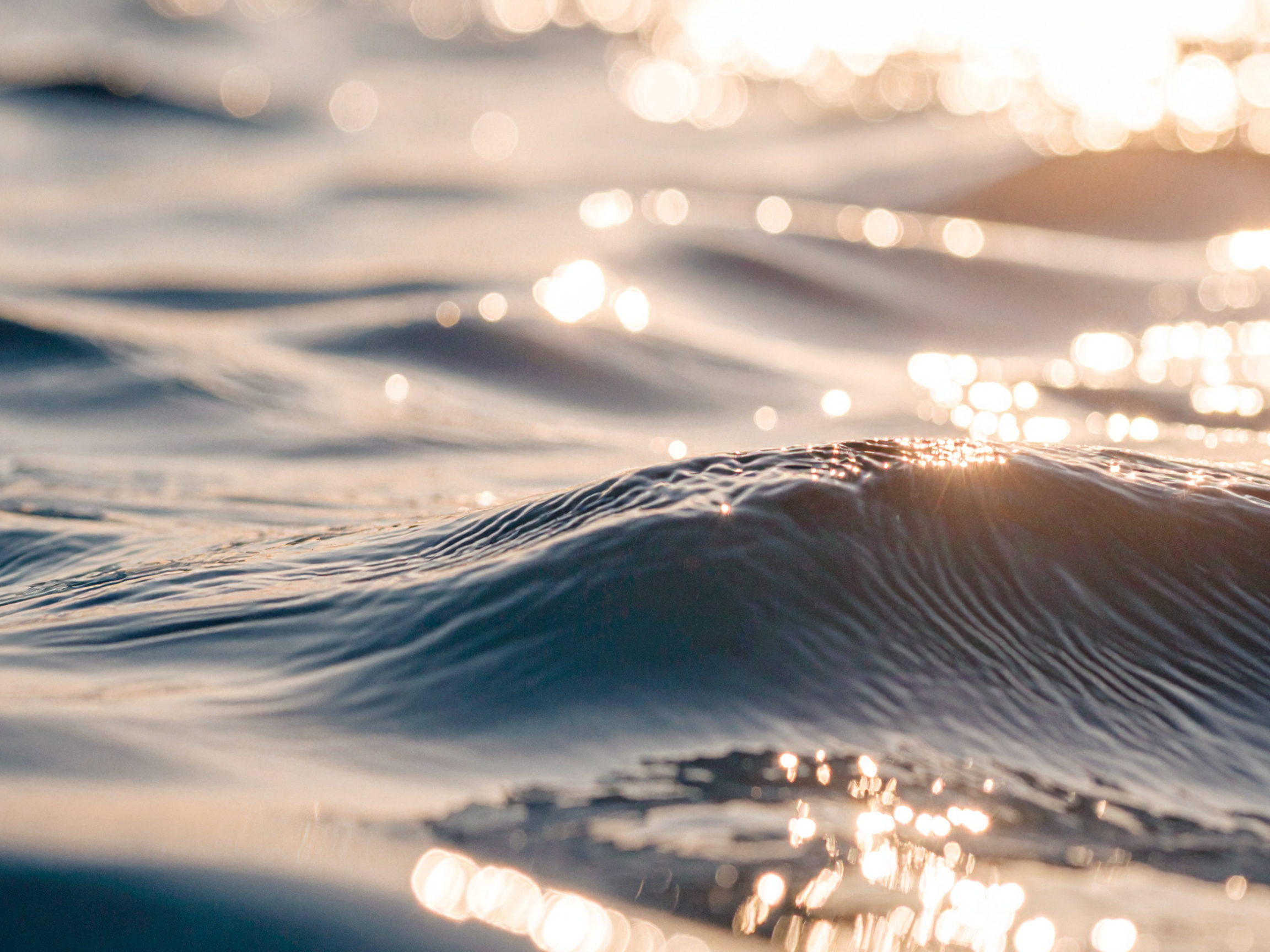 Mouvement de l’eau évoquant ce qui traverse et déborde